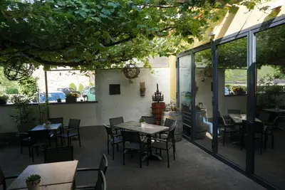 Ein Restaurant oder anderes Speiselokal in der Unterkunft Weingut Göbel-Schausten