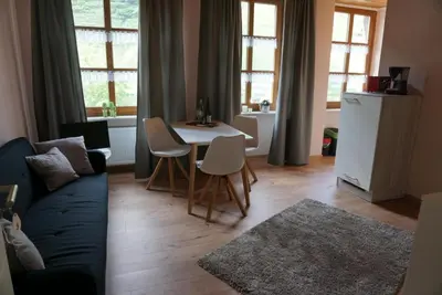 Ein Sitzbereich in der Unterkunft Weingut Göbel-Schausten