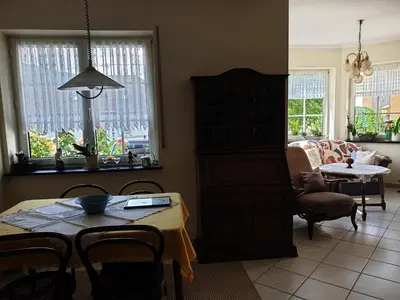 Ein Sitzbereich in der Unterkunft Ferienwohnung Thönnes