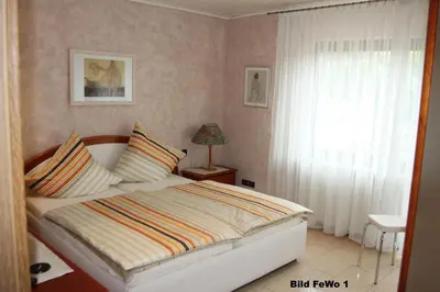Ein Bett oder Betten in einem Zimmer der Unterkunft Ferienwohnungen Arnold