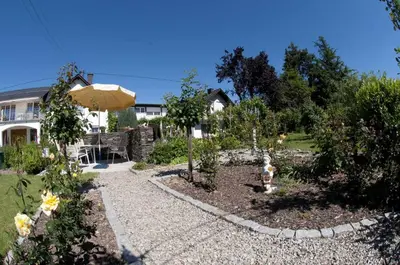 Ein Garten an der Unterkunft Weingut Fries
