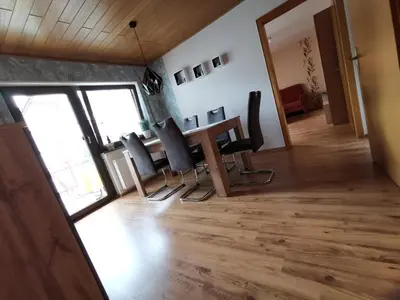 Ein Sitzbereich in der Unterkunft Ferienwohnung Moselblick