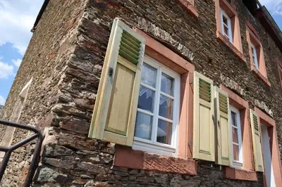Das Gebäude in dem sich das Ferienhaus befindet