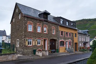 Das Gebäude in dem sich das Ferienhaus befindet