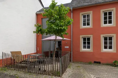 Das Gebäude in dem sich das Ferienhaus befindet