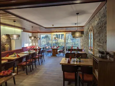 Ein Restaurant oder anderes Speiselokal in der Unterkunft Hotel und Weingut Karlsmühle
