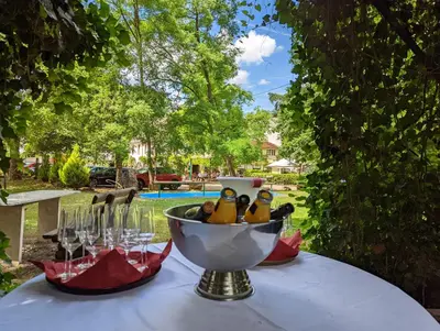 Der Swimmingpool an oder in der Nähe von Hotel und Weingut Karlsmühle