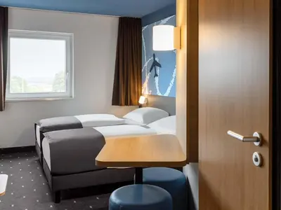 Ein Bett oder Betten in einem Zimmer der Unterkunft B&B HOTEL Frankfurt-Hahn Airport