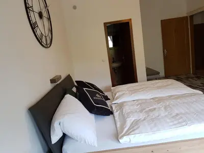 Ein Bett oder Betten in einem Zimmer der Unterkunft Hotelzimmer im alten Reihenhaus auf der Stadtmauer