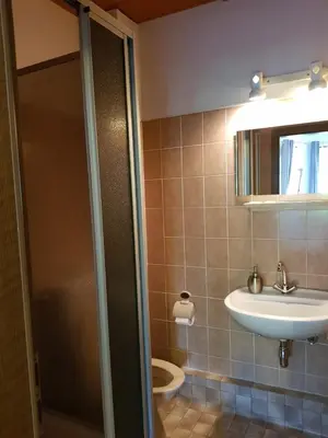 Ein Badezimmer in der Unterkunft Hotelzimmer im alten Reihenhaus auf der Stadtmauer