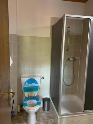 Ein Badezimmer in der Unterkunft Hotelzimmer im alten Reihenhaus auf der Stadtmauer