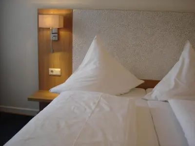 Ein Bett oder Betten in einem Zimmer der Unterkunft Rhein-Hotel