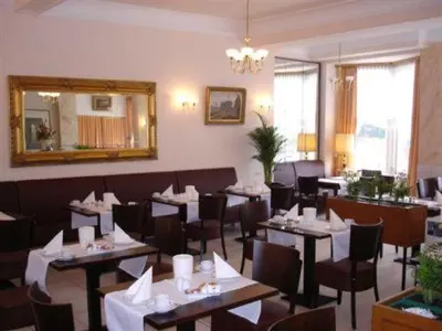Ein Restaurant oder anderes Speiselokal in der Unterkunft Rhein-Hotel