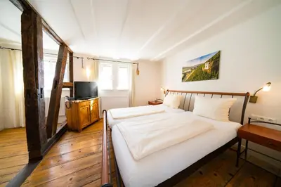 Ein Bett oder Betten in einem Zimmer der Unterkunft Hotel Zeltinger-Hof - Gasthaus des Rieslings