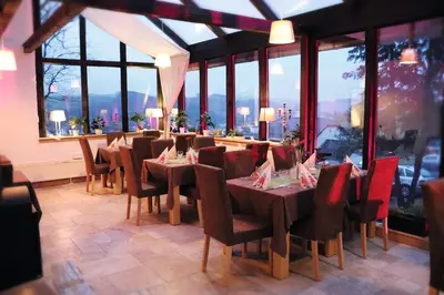Ein Restaurant oder anderes Speiselokal in der Unterkunft Hotel Feldmaus