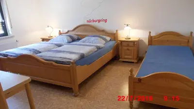 Ein Bett oder Betten in einem Zimmer der Unterkunft Ferienhaus - Vakantiehuis, Ferienwohnung, 100 qm, Rollmann, 54578 Nohn, Eifel- Nürburgring