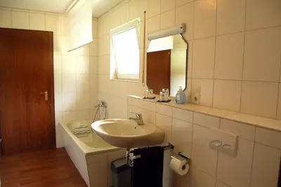 Ein Badezimmer in der Unterkunft Ferienhaus - Vakantiehuis, Ferienwohnung, 100 qm, Rollmann, 54578 Nohn, Eifel- Nürburgring