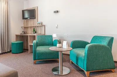 Ein Sitzbereich in der Unterkunft Hotel Die Post Meerfeld