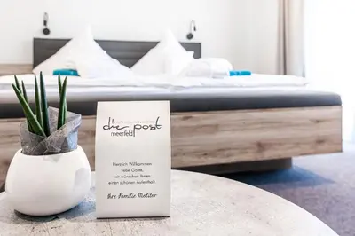 Ein Bett oder Betten in einem Zimmer der Unterkunft Hotel Die Post Meerfeld