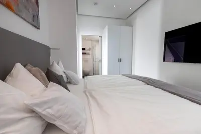 Ein Bett oder Betten in einem Zimmer der Unterkunft Neu PENTHOUSE MoselTop Luxus Design Klima 2P