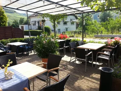 Ein Garten an der Unterkunft Hotel Zur Brücke