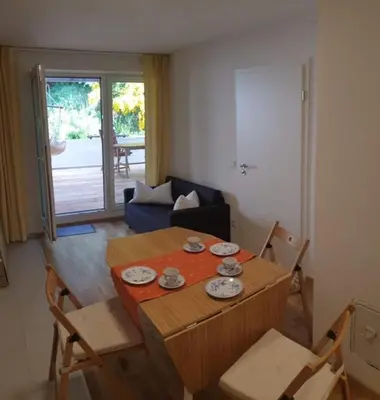 Ein Sitzbereich in der Unterkunft Moderne Wohnung mit Studio in Bauernhausscheune am See