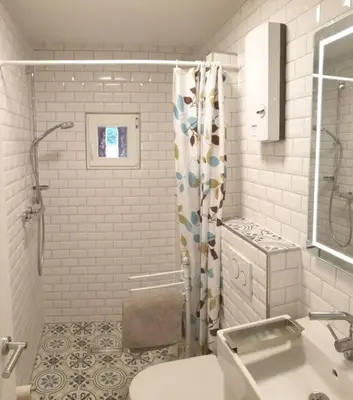 Ein Badezimmer in der Unterkunft Moderne Wohnung mit Studio in Bauernhausscheune am See