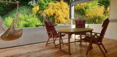 Ein Garten an der Unterkunft Moderne Wohnung mit Studio in Bauernhausscheune am See
