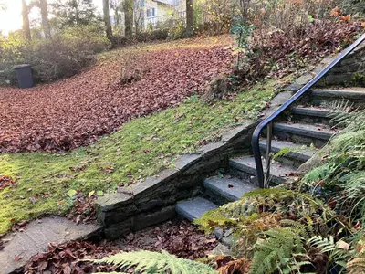 Ein Garten an der Unterkunft Ferienhaus-stadtkyll-eifel Beim Förster mit zwei Schlafzimmern