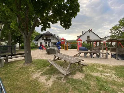 Ein Kinderspielbereich in der Unterkunft Vinxt Bach Scheune
