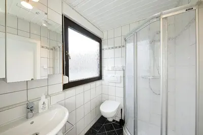 Ein Badezimmer in der Unterkunft Ferienhaus Wehlener Rosengarten