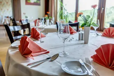 Ein Restaurant oder anderes Speiselokal in der Unterkunft Hotel Schoos