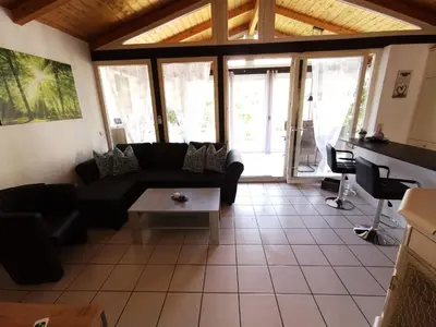 Ein Sitzbereich in der Unterkunft Ferienhaus MaLeFi 2 am Gülser Moselbogen