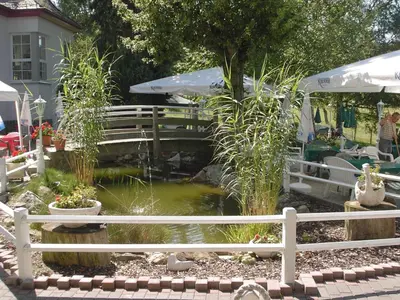 Ein Garten an der Unterkunft Waldhotel Forsthaus Remstecken