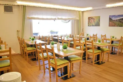 Ein Restaurant oder anderes Speiselokal in der Unterkunft Hotel Emmerich