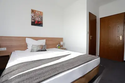 Ein Bett oder Betten in einem Zimmer der Unterkunft Hotel zwei&vierzig
