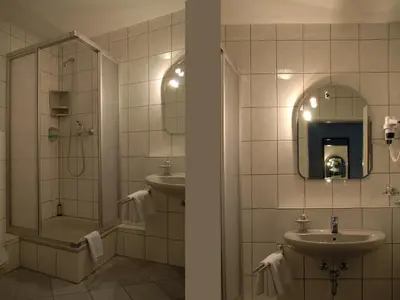 Ein Badezimmer in der Unterkunft Hotel zwei&vierzig