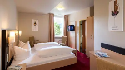 Ein Bett oder Betten in einem Zimmer der Unterkunft Rheinhotel Lamm