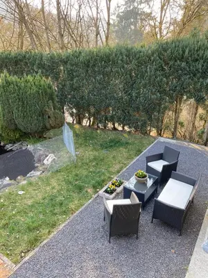 Ein Garten an der Unterkunft Gästezimmer am Waldrand