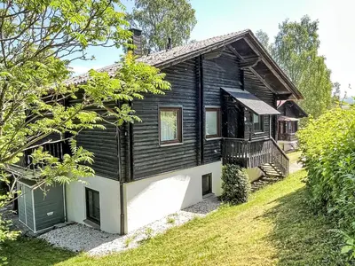 Das Gebäude in dem sich das Ferienhaus befindet