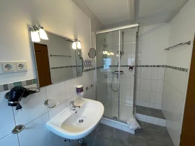 Ein Badezimmer in der Unterkunft Holiday Home Ferienpark Himmelberg-5 by Interhome