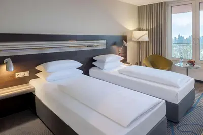 Ein Bett oder Betten in einem Zimmer der Unterkunft Dorint Am Nürburgring Hocheifel