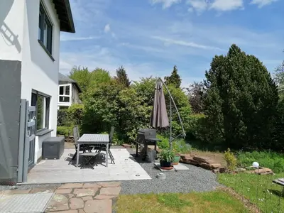 Ein Garten an der Unterkunft Moderne familienfreundliche Wohnung am Waldrand von Prüm mit Terrasse