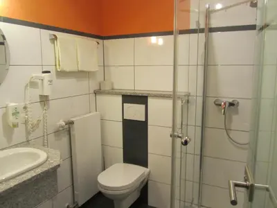 Ein Badezimmer in der Unterkunft Hotel zur Burg Nürburg-ring