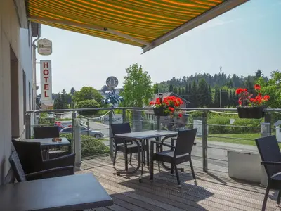 Ein Balkon oder eine Terrasse in der Unterkunft Hotel zur Burg Nürburg-ring