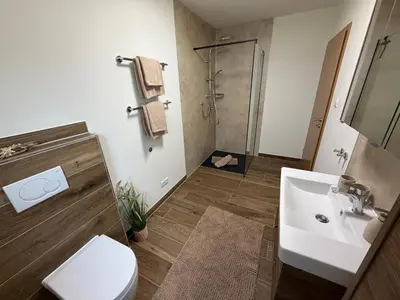 Ein Badezimmer in der Unterkunft Haus Avallon