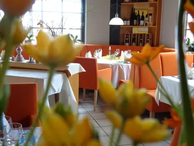 Ein Restaurant oder anderes Speiselokal in der Unterkunft Waldhotel Felschbachhof