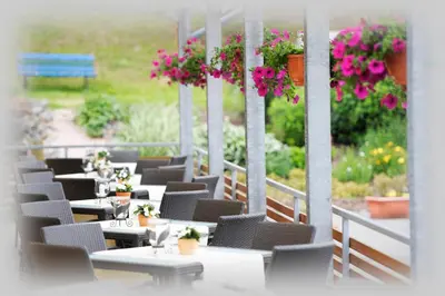 Ein Garten an der Unterkunft Waldhotel Felschbachhof