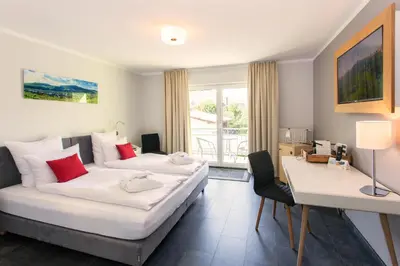 Ein Bett oder Betten in einem Zimmer der Unterkunft Moselhotel Weinhaus Simon `Sauna`Restaurant`ELadesäule