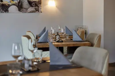 Ein Sitzbereich in der Unterkunft Moselhotel Weinhaus Simon `Sauna`Restaurant`ELadesäule